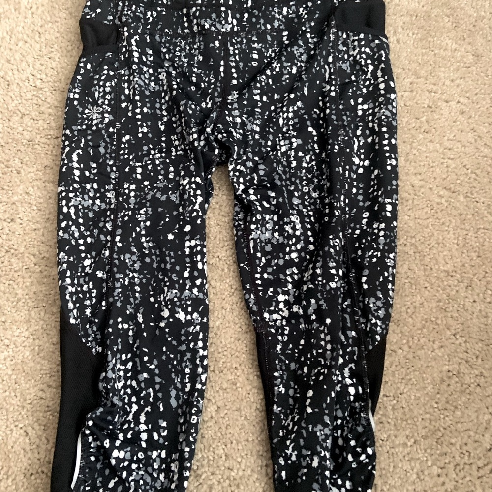 Athleta Black and White Patterned Capri Yoga Pants